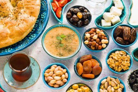 Téléchargez les photos : Ramadan, iftar, début de repas avant le menu principal avec soupe traditionnelle et pain ramadan - en image libre de droit