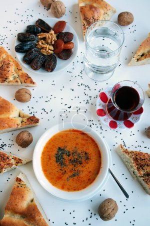 Téléchargez les photos : Ramadan, iftar, début de repas avant le menu principal avec soupe traditionnelle - en image libre de droit
