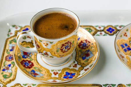Téléchargez les photos : Café turc traditionnel dans une élégante tasse de café dorée, vue ci-dessus - en image libre de droit
