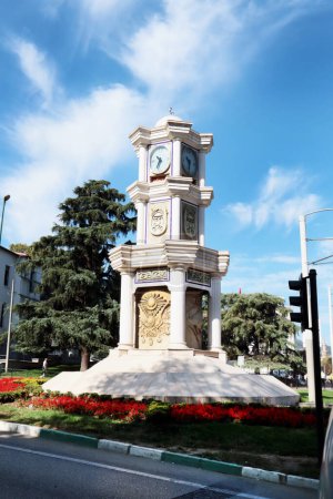Téléchargez les photos : Bursa-Turquie-09.18.2023 Tour de l'horloge située dans le centre-ville de Bursa, jour, image verticale - en image libre de droit