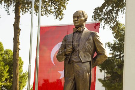 Téléchargez les photos : Izmir-Tire-Turquie 10.31.2023 Statue de Mustafa Kemal Ataturk, construite à Izmir-Tire, à l'occasion du centenaire de la République de Turquie - en image libre de droit