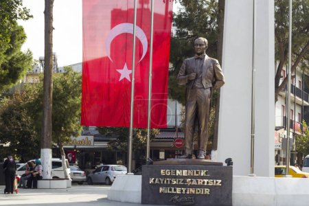Téléchargez les photos : Izmir-Tire-Turquie 10.31.2023 Statue de Mustafa Kemal Ataturk, construite à Izmir-Tire, à l'occasion du centenaire de la République de Turquie - en image libre de droit