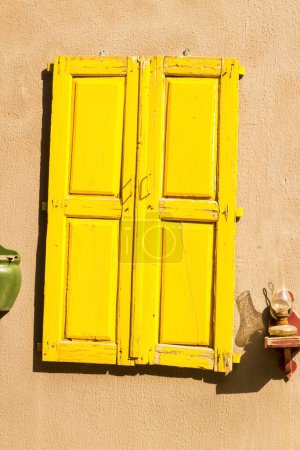 Téléchargez les photos : Une fenêtre couverte en bois de couleur jaune, image verticale - en image libre de droit