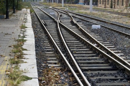 Téléchargez les photos : Chemin de fer sans train et gare sans passagers - en image libre de droit