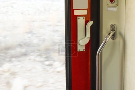Téléchargez les photos : Porte fermée d'un train en marche avec bouton d'urgence - en image libre de droit