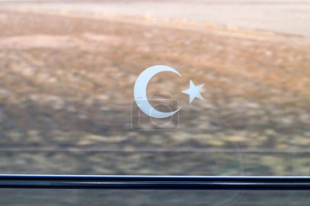 Téléchargez les photos : Fenêtre de train interurbain avec drapeau turc, prise de vue rapprochée - en image libre de droit