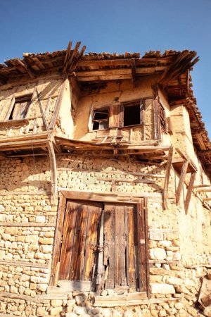 Téléchargez les photos : Village de sept cents ans non restauré de l'Empire ottoman dans la province de Bilecik en Turquie, plan détaillé de la porte et de la fenêtre - en image libre de droit