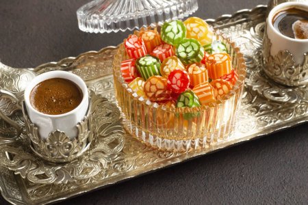 Téléchargez les photos : Une saveur du XVIe siècle traditionnelle turque dur bonbons colorés est Akide dans un bol en verre avec café turc - en image libre de droit