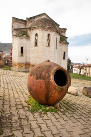 Téléchargez les photos : Hagios Georgios, vue est de l'église orthodoxe grecque, dôme avec pierres historiques et jarre en faïence, Osmaneli-Bilecik-Turquie - en image libre de droit