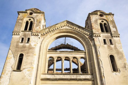 Téléchargez les photos : Les deux clochers de l'église grecque orthodoxe Hagios Georgios et l'arche qui les relie Osmaneli-Bilecik-Turquie - en image libre de droit