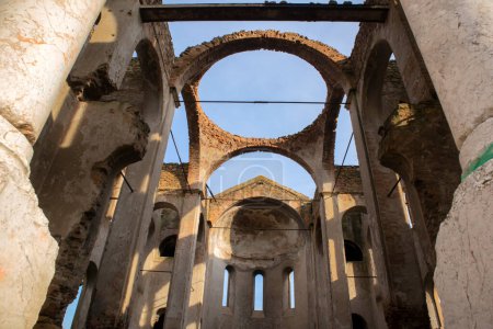 Hagios Georgios, Innenraum und Dach der griechisch-orthodoxen Kirche zerstört Osmaneli-Bilecik-Türkei