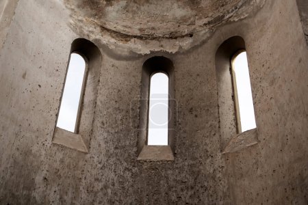 Téléchargez les photos : Vue détaillée des fenêtres, à l'intérieur de Hagios Georgios, Église orthodoxe grecque.Osmaneli-Bilecik-Turquie - en image libre de droit