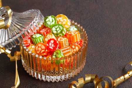 Un caramelo colorido duro turco tradicional del siglo XVI es Akide en un tazón de vidrio con espacio para copiar