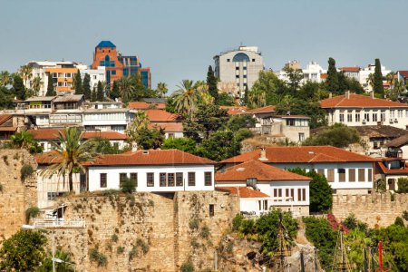 Téléchargez les photos : Quelques maisons historiques survivantes à l'intérieur du château à Antalya, Turquie - en image libre de droit