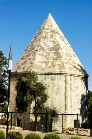 Téléchargez les photos : Le bâtiment, qui a été construit comme un bain au XIIIe siècle, mais est maintenant utilisé comme un musée, est à Antalya, en Turquie. - en image libre de droit