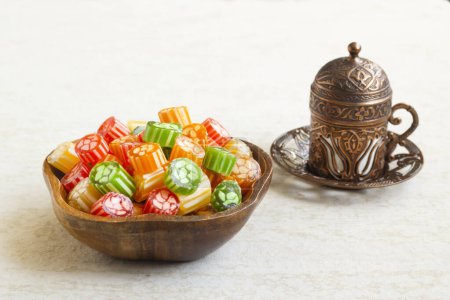 Téléchargez les photos : Bonbons colorés durs turcs traditionnels est Akide dans un bol en bambou avec café turc - en image libre de droit