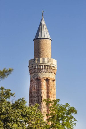 Moschee im einzigartigen anatolischen seldschukischen Stil, das geriffelte Minarett unterscheidet sich von anderen Moscheen in Antalya in der Türkei