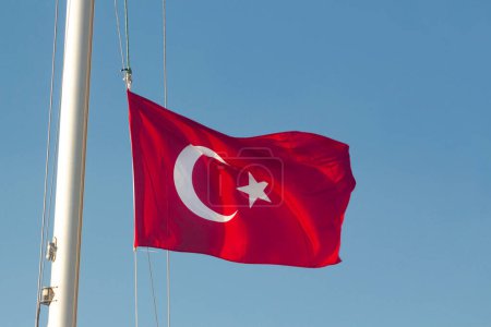 Bandera Turca a media asta en el mástil de un barco, de cerca tomada