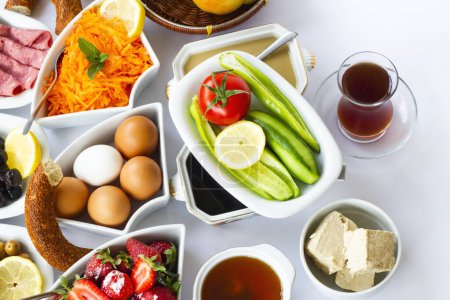 Téléchargez les photos : Tartinade traditionnelle turque Petit déjeuner avec œufs durs, fruits et légumes frais. - en image libre de droit