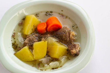 Téléchargez les photos : Boeuf bouilli avec pommes de terre hachées, carottes et oignons, conçu sur une assiette - en image libre de droit