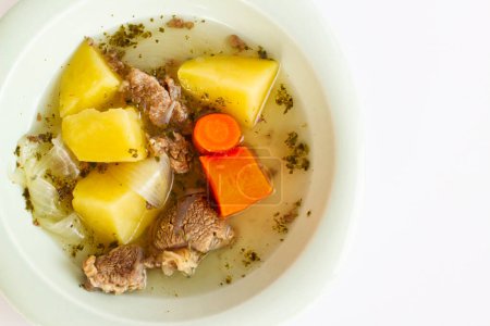 Téléchargez les photos : Boeuf bouilli avec pommes de terre hachées, carottes et oignons, conçu sur une assiette - en image libre de droit
