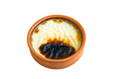 Téléchargez les photos : Pudding de riz cuit au four de style turc traditionnel dans un bol à casserole, isolé sur une surface blanche avec espace de copie - en image libre de droit