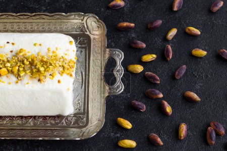 Téléchargez les photos : Crème glacée traditionnelle turque Maras, sur un plateau en argent avec couverts et pistaches - en image libre de droit