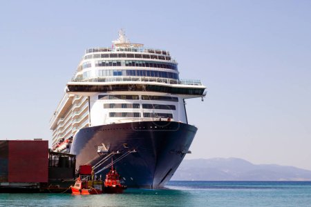 Téléchargez les photos : Vue de l'avant d'un très grand bateau de croisière touristique amarré dans le port - en image libre de droit