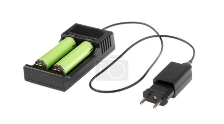 Téléchargez les photos : Chargeur de batterie avec batterie au lithium 3.7V 18650 Rechargeable isolé sur fond blanc sans ombre - en image libre de droit