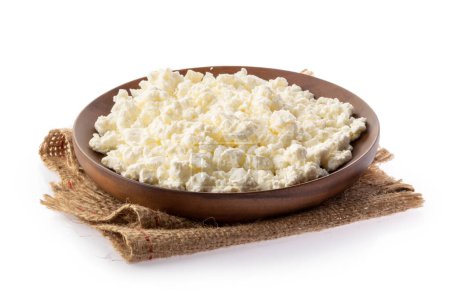 Téléchargez les photos : Assiette de fromage cottage isolé sur fond blanc - en image libre de droit
