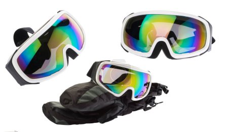 Foto de Equipo de esquí gafas con guantes aislados en el camino de recorte blanco - Imagen libre de derechos