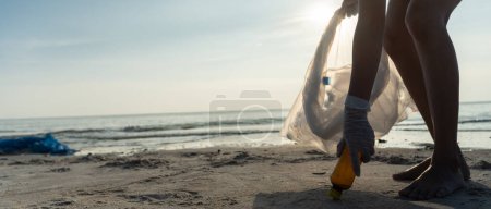 Foto de Ahorra agua. Voluntario recoger basura basura en la playa y botellas de plástico son difíciles de descomponer prevenir daños a la vida acuática. Tierra, Medio Ambiente, Planeta verde, reducir el calentamiento global, Salvar el mundo - Imagen libre de derechos