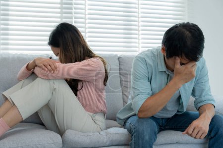Scheidung. Asiatische Paare sind nach der Heirat verzweifelt und enttäuscht. Mann und Frau sind nach Streitigkeiten traurig, verärgert und frustriert. Misstrauen, Liebesprobleme, Verrat. Familienproblem, Teenager-Liebe