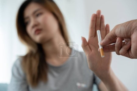 Rauchverbot. Frau hört auf zu rauchen, weigert sich, lehnt ab, bricht Zigarette, sagt nein. Rauchen aufhören für die Gesundheit. Welttabaktag. Medikamente, Lungenkrebs, Emphysem, Lungenkrankheit, Betäubungsmittel, Nikotinwirkstoff