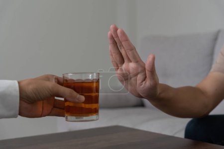 Mann weigert sich, nein zu sagen und vermeiden, einen Alkohol Whisky zu trinken, Handzeichen männlich, Alkoholismus Behandlung, Alkoholsucht, beenden Alkohol, aufhören Alkohol zu trinken. Weigern Glasschnaps, ungesund, ablehnen