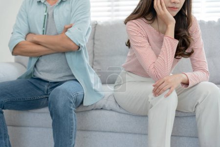 Scheidung. Asiatische Paare sind nach der Heirat verzweifelt und enttäuscht. Mann und Frau sind nach Streitigkeiten traurig, verärgert und frustriert. Misstrauen, Liebesprobleme, Verrat. Familienproblem, Teenageralter