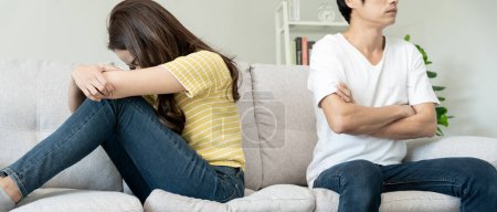 Scheidung. Asiatische Paare sind nach der Heirat verzweifelt und enttäuscht. Mann und Frau sind nach Streitigkeiten traurig, verärgert und frustriert. Misstrauen, Liebesprobleme, Verrat. Familienproblem, Teenager-Liebe