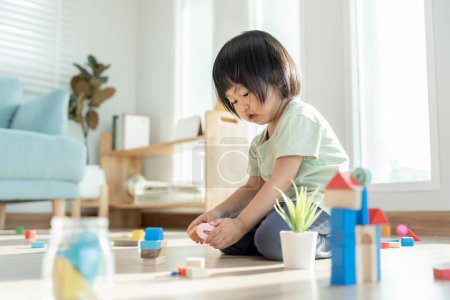 Glückliches asiatisches Kind beim Spielen und Lernen von Spielzeugblöcken. Die Kinder sind zu Hause sehr glücklich und aufgeregt. Kinder haben viel Spaß beim Spielen, Aktivitäten, Entwicklung, Aufmerksamkeitsdefizit-Hyperaktivitätsstörung
