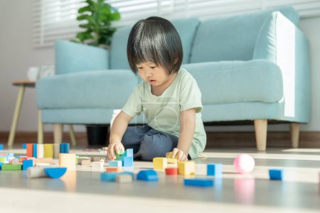 Feliz niño asiático jugando y aprendiendo bloques de juguetes. los niños están muy contentos y emocionados en casa. niño tener un gran tiempo jugando, actividades, desarrollo, déficit de atención hiperactividad disorde