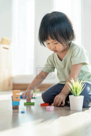 Feliz niño asiático jugando y aprendiendo bloques de juguetes. los niños están muy contentos y emocionados en casa. niño pasar un buen rato jugando, actividades, desarrollo, trastorno por déficit de atención con hiperactividad