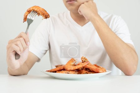food allergies, men have reactions itching and redness after eating shrimp, seafood allergy, itching, rash, abdominal pain, diarrhea, chest tightness, unconsciousness, death, severe avoid allergies