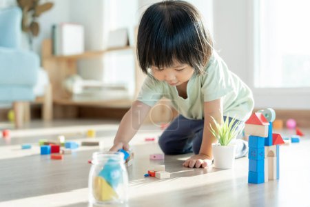 Glückliche asiatische Kinder spielen und lernen Spielzeugblöcke. Familie ist glücklich und aufgeregt im Haus. Tochter, die Spaß daran hat, Zeit zu verbringen, Aktivität, Entwicklung, IQ, EQ, Meditation, Gehirn, Muskeln, grundlegende Fähigkeiten.