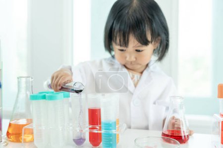 Kinder Wissenschaftliche Ausbildung im Labor. Medizinisches Kinderlernen, Biotechnologie, entdecken, vorstellen, Führungsfunktion, Kind, Bildung, Intelligenzquotient, emotionaler Quotient