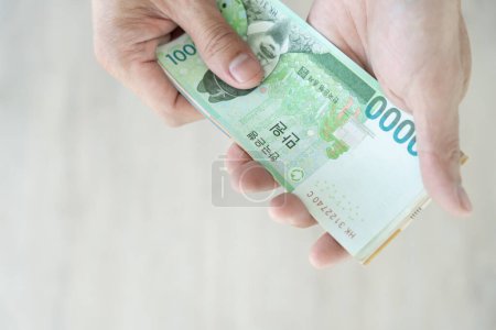 Die Währung Koreas, die verwendet wird, um den Tauschwert und den Won zu repräsentieren, ist die Hauptwährung des koreanischen Volkes. Koreanische Won-Scheine für Geld-Konzept Hintergrund.