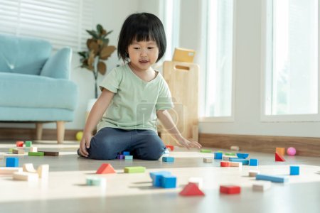 Glückliche asiatische Kinder spielen und lernen Spielzeugblöcke. Familie ist glücklich und aufgeregt im Haus. Tochter, die Spaß daran hat, Zeit zu verbringen, Aktivität, Entwicklung, IQ, EQ, Meditation, Gehirn, Muskeln, grundlegende Fähigkeiten.