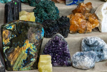 Minerales y piedras preciosas para la venta en un mercado