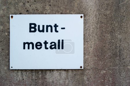 Signe pour métaux non ferreux dans le centre de recyclage en allemand
