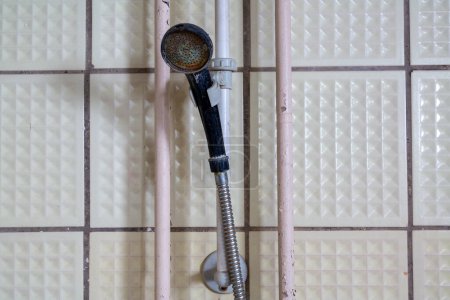 vieille douche rétro vintage dans la salle de bain