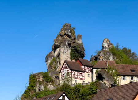 Blick auf die Felsenburg in Tüchersfeld, Pottenstein in der Fränkischen Schweiz, Bayern Deutschland