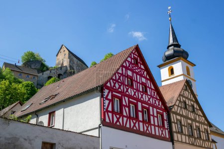Blick auf die Burg mit Kirche in Pottenstein in der Fränkischen Schweiz